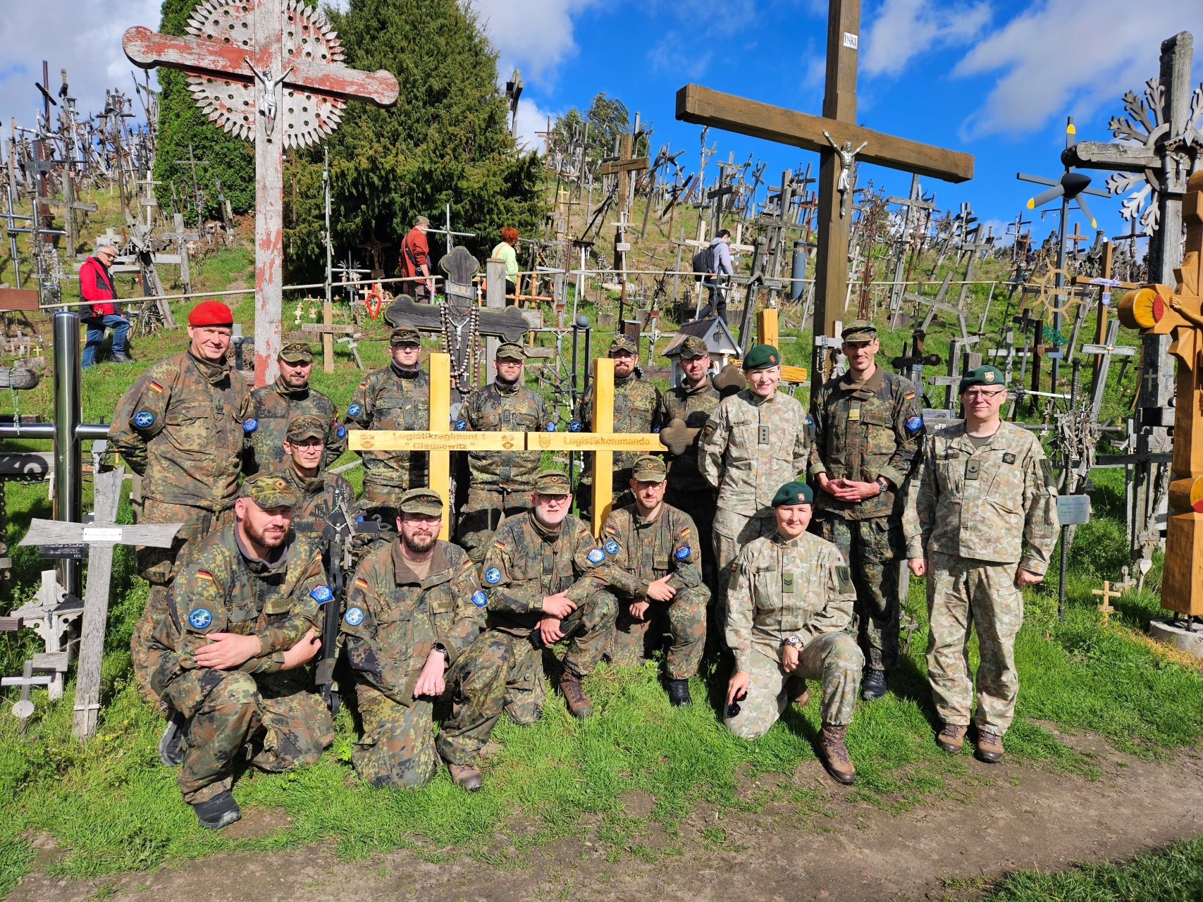 Vokietijos Kariai Pastatė Du Naujus Kryžius nuotrauka